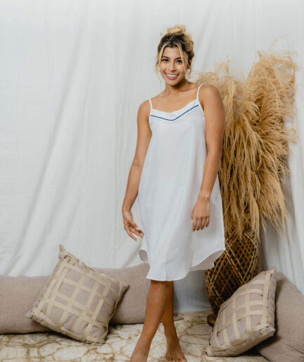 Mujer con pijama larga blanca