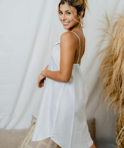 Mujer con pijama larga blanca 2